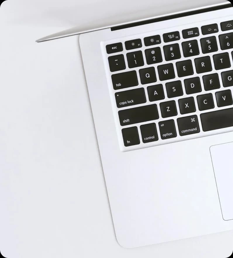 Aufsicht auf die Tastatur eines hellen Laptops