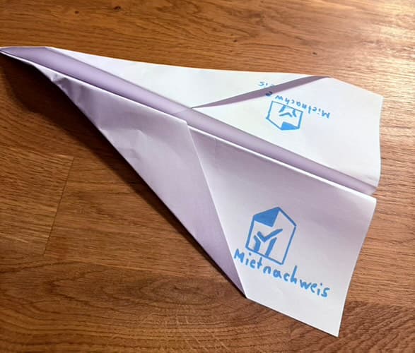 Papierflugzeug mit mietnachweis.de Logo