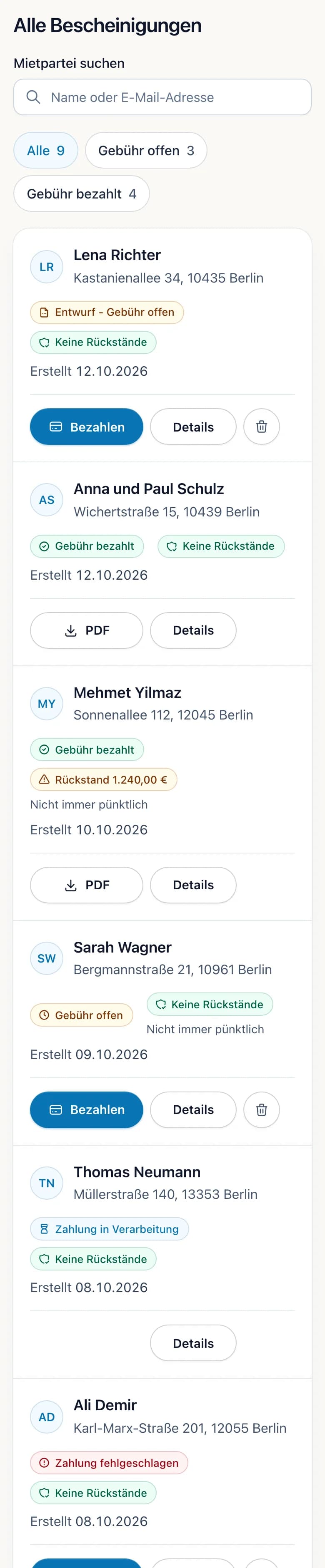 Vermieter-Konto mit Musterdaten: Liste „Alle Bescheinigungen“ mit Filtern nach Gebühr, Spalten Mietpartei und Wohnung, Gebühr, Mietstand, Erstellt und den Aktionen Bezahlen, PDF und Details