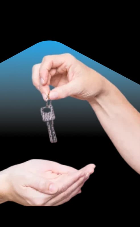 Eine Hand übergibt einen Wohnungsschlüssel in eine offene Hand